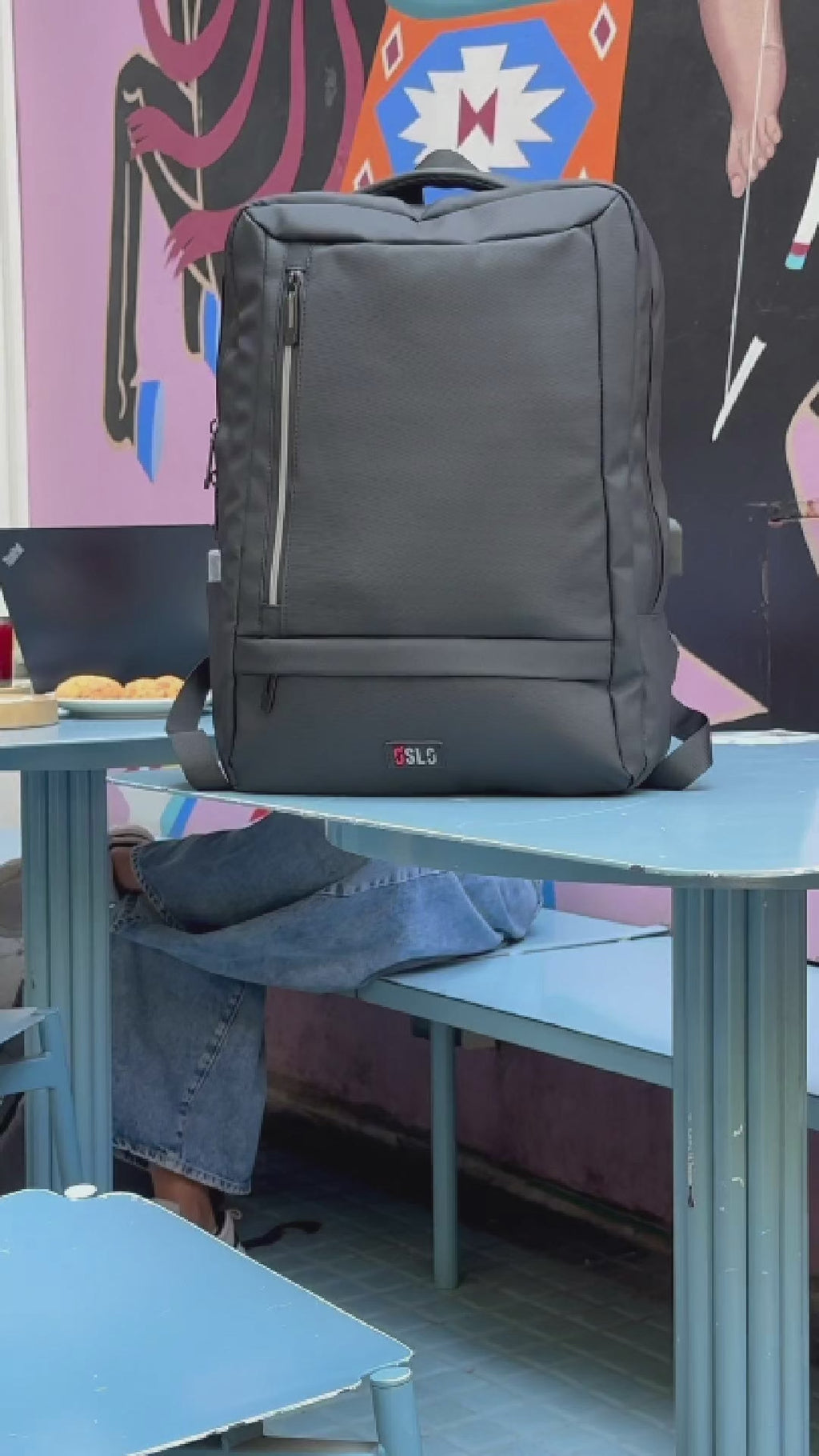 Mochila con USB y compartimiento múltiple